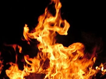 مصرع طفل وإصابة آخر إثر اندلاع حريق في منزل شعبي بجدة