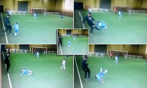 بالفيديو.. مدرب كرة قدم روسي يركل طفلاً بوحشية