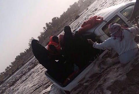 بالصور.. "مدني الثنية" ينقذ مسناً وعائلته كادت تجرفهم السيول