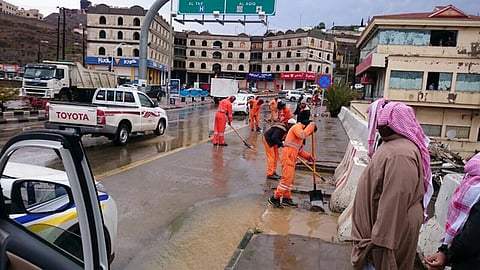بالصور.. استنفار لتشغيل شبكات تصريف مياه الأمطار بالباحة