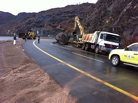 حصيلة أمطار عسير.. انهيارات صخرية وسقوط جدار بمنزل