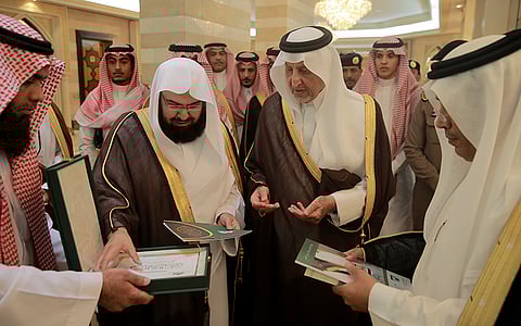 أمير مكة يتسلم عددًا من إصدارات رئاسة الحرمين العلمية