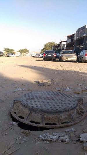 حفرة صرف مكشوفة بشرق جدة.. وتحذيرات من خطورتها