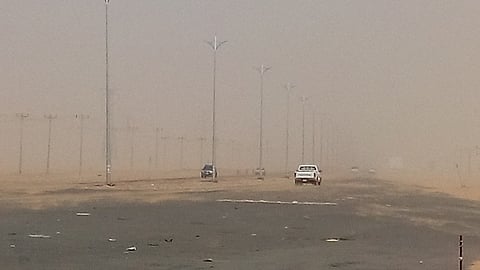 أمن الطرق يحجز سيارات المسافرين على طرق حفر الباطن 