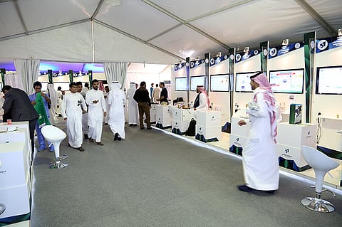 طالبة تبتكر مريلة مطبخ للوقاية من مخاطر وحوادث الاحتراق