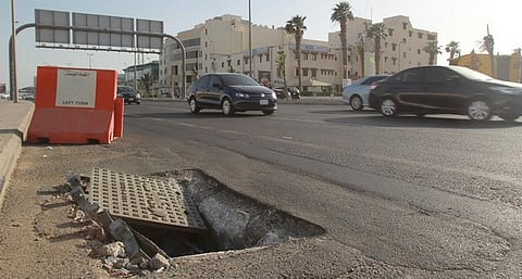 عدسة "سبق" ترصد حفرة كبيرة بجدة تنتظر ضحاياها منذ شهر