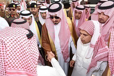 أمير عسير ينقل تعازي خادم الحرمين لأسرة "الشواطي"