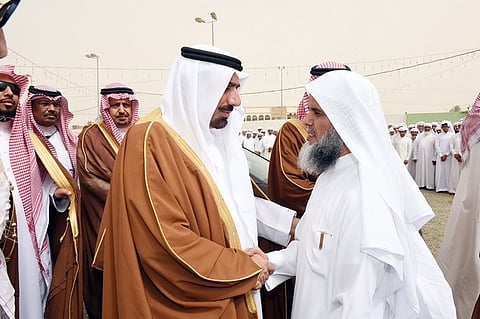 أمير نجران ينقل تعازي القيادة الرشيدة في وفاة الشيخ المكرمي