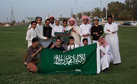 شاهد.. "طائرات الحزم" تحلق في سماء تبوك عبر طلاب ثانوي