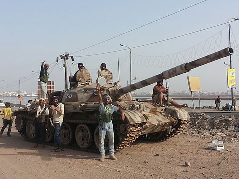 بالصور.. اللجان الشعبية تُهاجم مواقع قناصة الحوثي في المعلا واشتباكات عنيفة