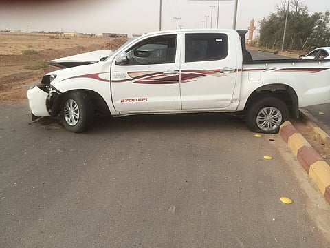 شاهد.. مركبة تصطدم بعمود كهربائي فتكشف مستور قائدها