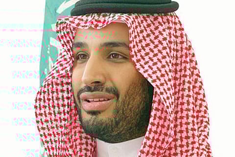وزير الدفاع يعزي ذوي الشهيد سلطان آل الفقيه ويوجه بصرف مليون ريال لأسرته