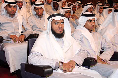 حلقات التحفيظ وأمه الأعجمية تقودان كفيفاً لحفظ كتاب الله