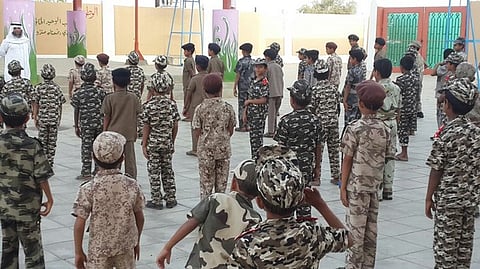 شاهد.. طلاب مدرسة بجازان بالزي العسكري تضامنًا مع "الحزم"