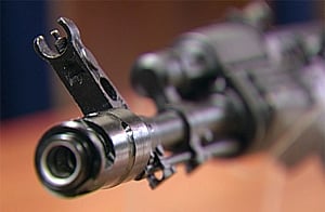 طفل يقتل ويصيب شخصَيْن أثناء عبثه بكلاشينكوف بـ"هروب "