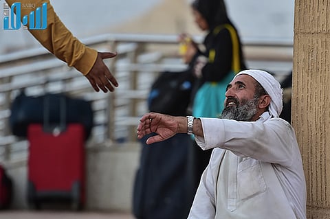 مسن يمني معاق: هربت من الحوثيين وتركت بناتي السبع في تعز