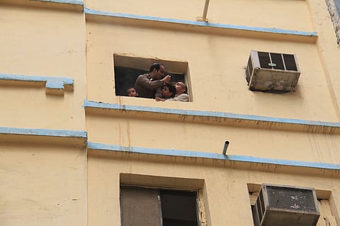 شاهد.. "مدني مكة" يسيطر على حريق بفندق ويُخلي 80 معتمراً