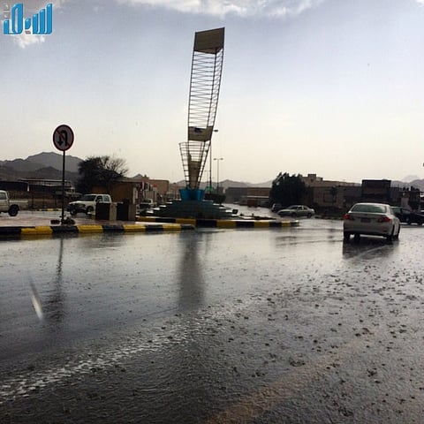 شاهد.. هطول أمطار متوسطة على قرى محافظة العيص