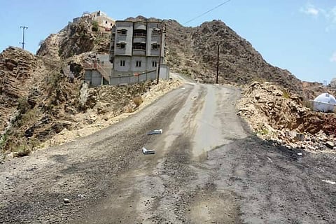 شاهد.. مليونا ريال تُنهي معاناة الأهالي مع طريق "خاشر الداير"