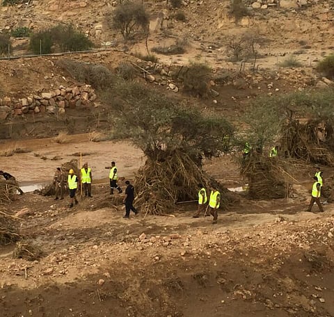 أمطار متوسطة إلى غزيرة على عسير تغلق "عقبة الصماء"