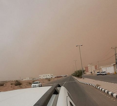 بالصور.. عاصفة ترابية مصحوبة بأمطار خفيفة تضرب شقراء