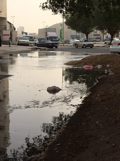 "المجاري" تُغرق "أربعين جبل النور" والأهالي: بلغنا الشركة دون تحرك