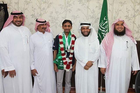 "تعليم جازان" يكرم "المعشي" لفوزه بفضّية أيتكس بماليزيا