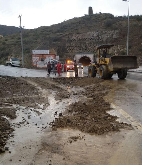 "طرق الباحة" تقفل عقبات "ذي منعا" و"حزنة" و"الأبناء" بسبب الأمطار  