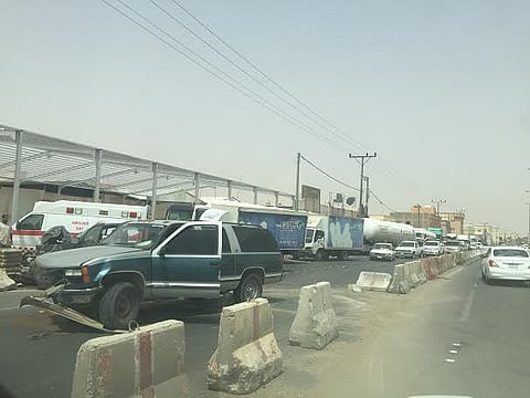 بالصور.. خرسانات حفريات تتسبب في حادث مروري بـ "الدواسر"