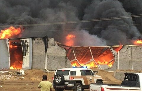 محاولات لإخماد حريق كبير بأحد مستودعات صناعية جازان