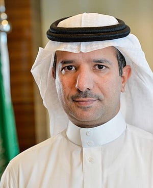 أبو اثنين: نظام العمل تحت الشمس يستثني عمال شركات النفط والغاز