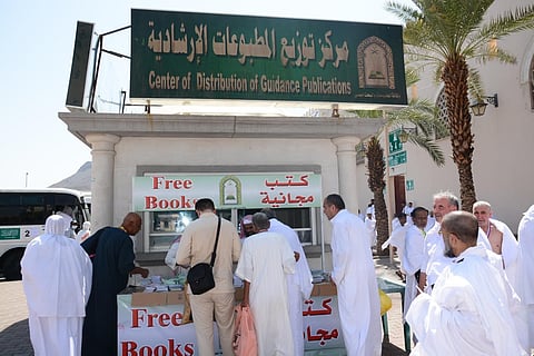 "الشؤون الإسلامية" توزع مطبوعات بــ 14 لغة على ضيوف الرحمن