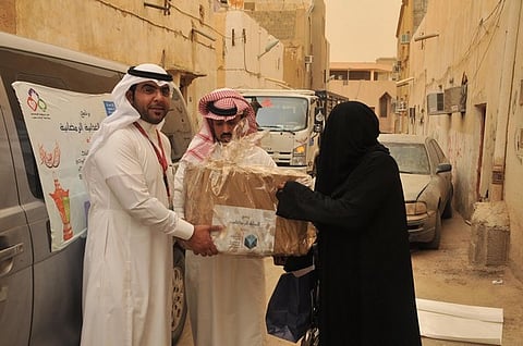 نادي المسؤولية الاجتماعية بجامعة الملك سعود يوزع ٢٥٠ سلة غذائية