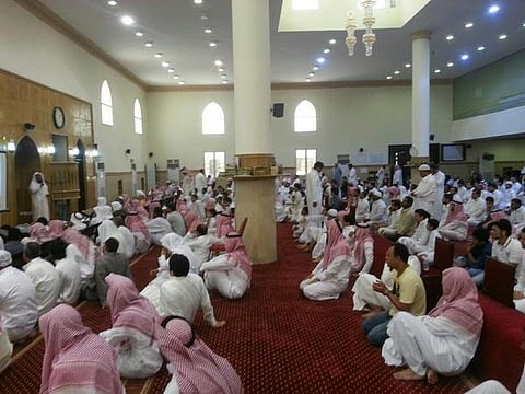 "فاقدو نطق" بسبب "التدخين" يشاركون في التوعية بأضراره بالمساجد