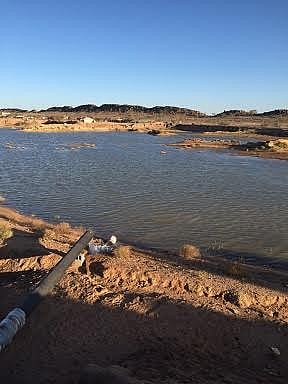 انكسار ماسورة "أشياب العرفاء" يُحَوّل محيطها لبِرَكٍ ضخمة!