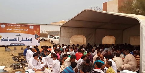 شاهد.. الندوة العالمية تنفذ مشروع إفطار صائم في 21 موقعاً بجازان