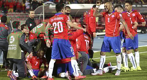 بالصور .. قذيفة "إيسلا" تزف "تشيلي" لدور الأربعة في "كوبا أمريكا"