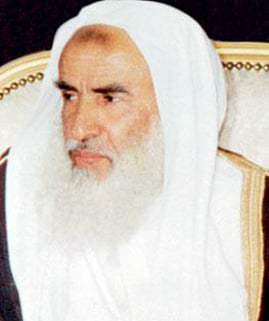 "ابن عثيمين".. سيرة عطرة وتلاوة نادرة خلال إمامته بالمسجد الحرام