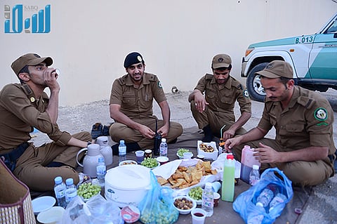 شاهد.. رجال "مرور الرياض" يفطرون في الشوارع لضمان انسيابية السير