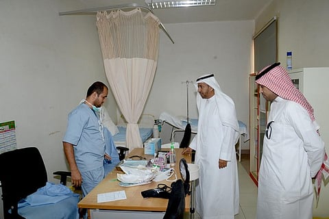 إعفاء المشرف على المراكز الصحية بالليث وإمهال "الفني" 3 أشهر