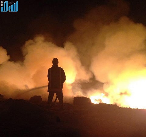 شاهد.. اندلاع حريق في مزرعة أعلاف جنوب وادي الدواسر