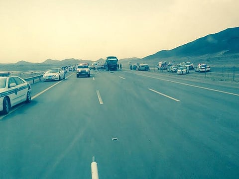 وفاة شخصين وإصابة 5 في انقلاب سيارة على طريق الهجرة بالمدينة