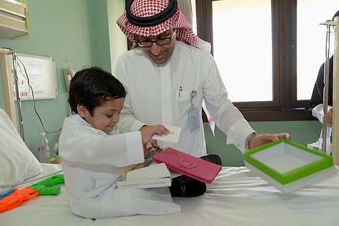 ‏‫"العبيد" يشارك المنومين بمدنية فهد الطبية فرحة العيد