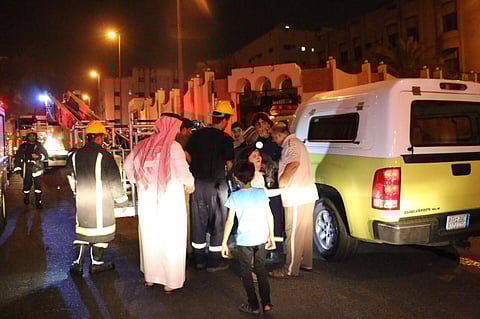 شاهد.. حريق عمارة العزيزية المأهولة.. "مدني مكة" يخلى ويسيطر