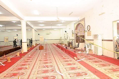 بالصور.. انفجار الانتحاري الهالك بعثر المصاحف.. ودماؤه تغطي جدران بيت الله