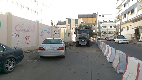 شاهد.. حفريات مشروع تصريف سيول تُحاصر مبنيين تعليميين بالطائف