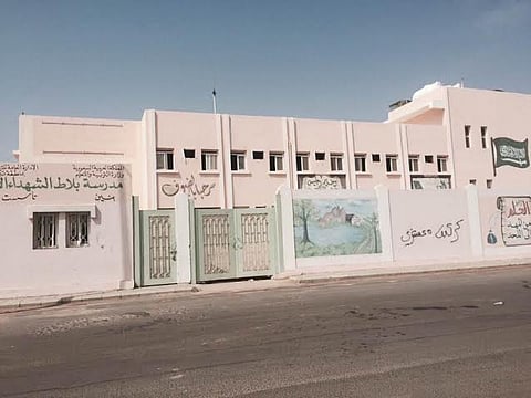 مدرسة بلاط الشهداء بتبوك " خارج الخدمة" بعد أشهر من إنشائها