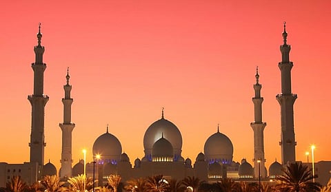 بالصور.. مسجد الشيخ زايد في أبو ظبي معجزة معمارية وقبلة رمضانية