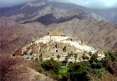 بالصور.. "ذي عين" قرية الأساطير السعودية التي تسحر السياح  