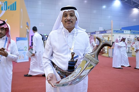 شاهد.. سعودي يُصنّع أصغر "جنابي" في العالم وأكبر سيف مصقول